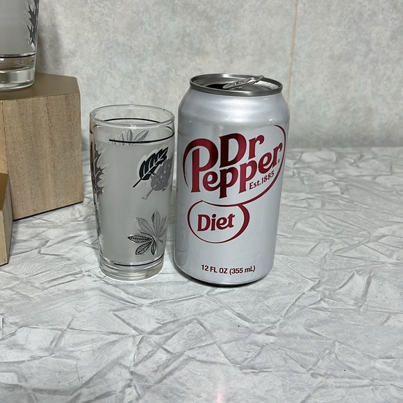 Set of 4 silver leaf Libbey frosted glasses 2 juice glasses and 2 larger - Picture 4 of 10